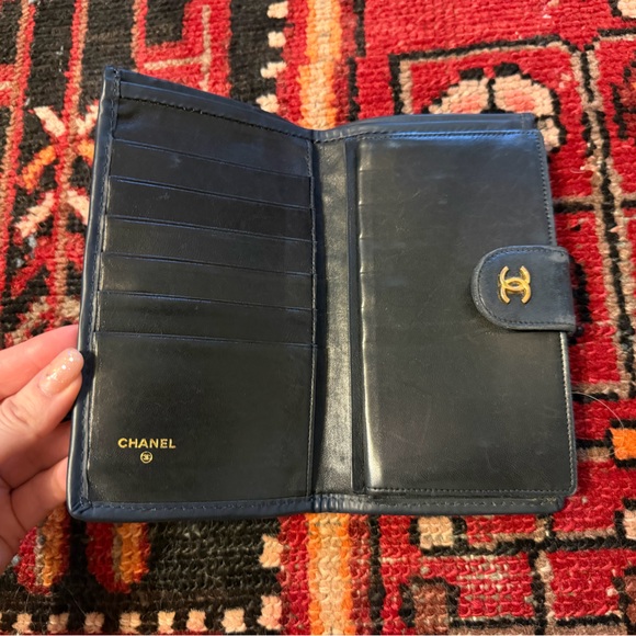 CHANEL vintage Dark Blue Quilted portfuille style wallet with kiss lock - Picture 4 of 7